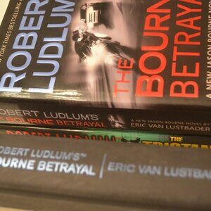 Hard Cover  Robert Ludlum The Bourne Betrayal  ISBN 978-0-446-58037-3